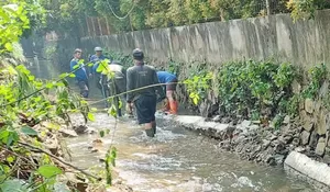 Meterial longsor Kali Kompeni Harjamukti Depok Diangkut