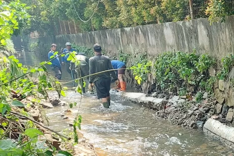 LPM Harjamukti, Iskandar, memantau pengangkatan material pada longsor Kali Kompeni, di Kelurahan Harjamukti, Kecamatan Cimanggis. (ANDIKA EKA/RADAR DEPOK)