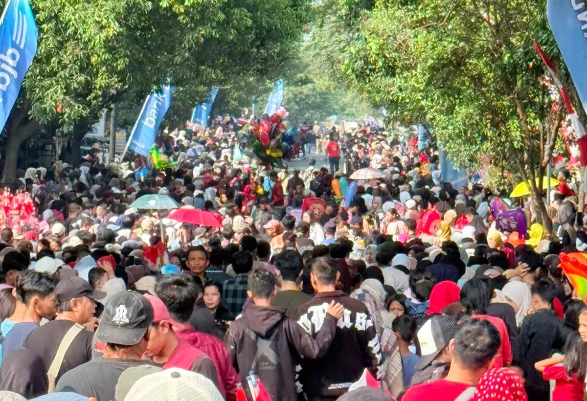 Ribuan warga memadati ruas jalan protokol Kota Cianjur untuk menyaksikan kemeriahan Karnaval Budaya Cianjur Fest 2026. (FOTO: Ist)