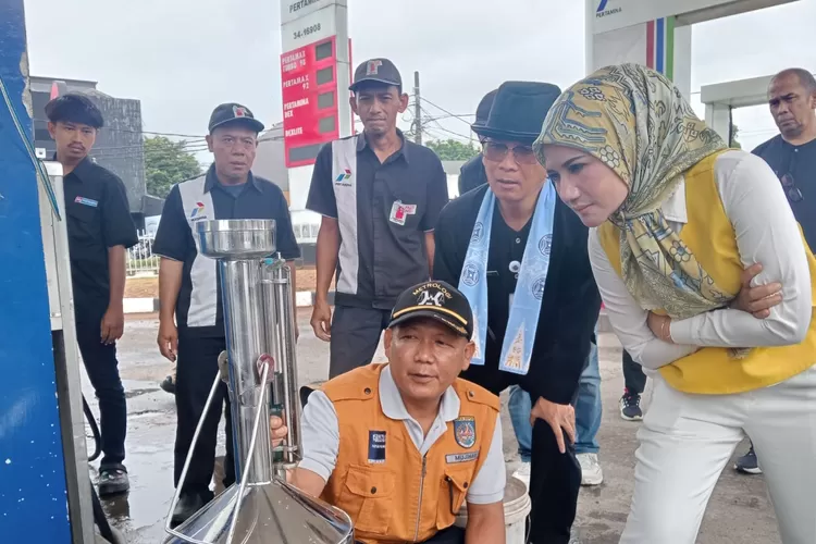 Wakil Ketua DPRD Kota Depok, Yeti Wulandari, Kepala Disdagin Kota Depok Dudi Mi'raz Imaduddin, dan tim UPTD Metrologi Legal Kota Depo melakukan sidak ke SPBU di Kecamatan Cimanggis, Kota Depok, Kamis (18/12). (AGNESYA WIANDA/RADAR DEPOK)