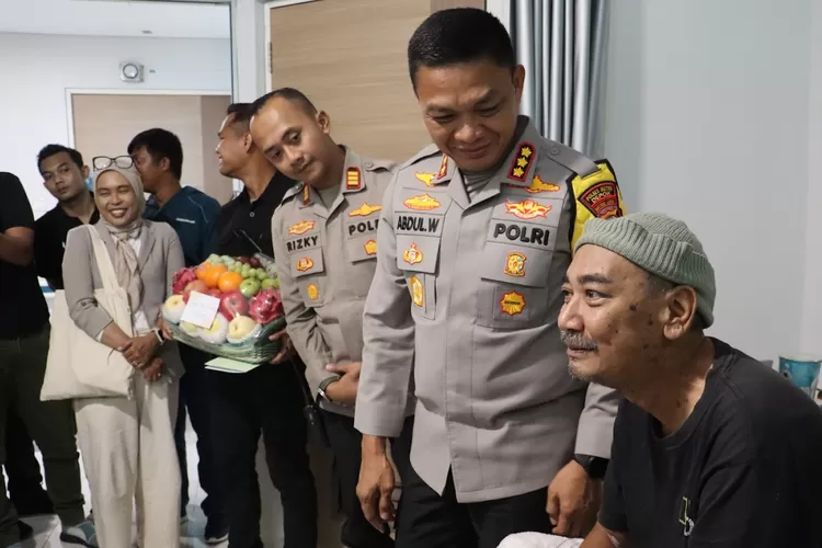 Kapolres Metro Depok, Kombes Abdul Waras, menjenguk wartawan Metro TV yang juga Anggota IJTI Depok, Sidharta Aria Agung, yang saat ini tengah menjalani perawatan di RS Primaya Cilodong, Selasa (21/10). (Polres Metro Depok)