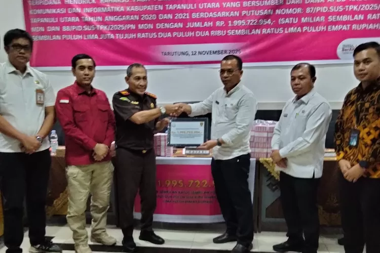 Kajari Taput Dedy Frits Rajagukguk didampingi Kasi Pidsus Frans Affandhi saat menyerahkan uang pengembalian kerugian negara sebesar Rp. 1.995.722.954 kepada Pemkab melalui Kepala BPKAD Kijo Sinaga didampingi Kepala Inspektorat Drs. Ericson Siagian. (Realitasonline.id - AS)