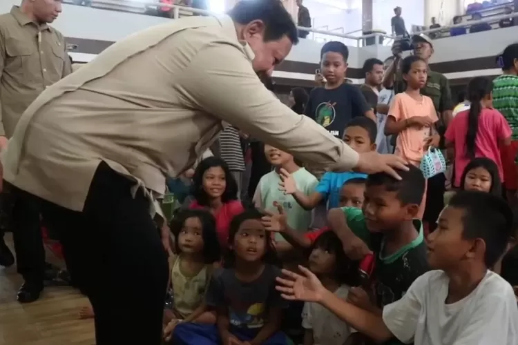 Presiden RI Prabowo Subianto saat menyapa korban banjir di Tapanuli Tengah, Sumatera Utara, Senin (1/12).  (TIM MEDIA PRABOWO)