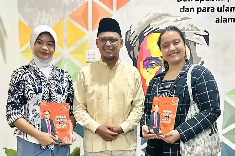 Foto bersama Fathiya Rahmani Priambodo (Kiri) dan Wakil Walikota Depok, Imam Budi Hartono (Tengah) saat pelepasan sebelum melaju tingkat Jawa Barat.
