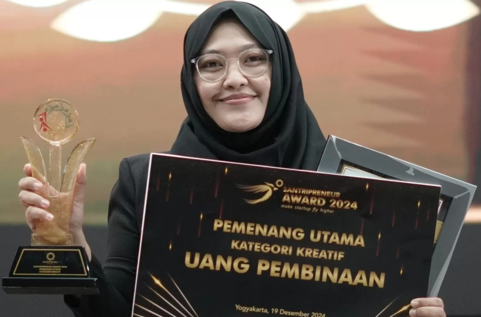 Ustadzah Fatchul Hidayah Clairine Yuzlar dengan penghargaan Santripreneur Award 2024. (Foto: Istimewa)