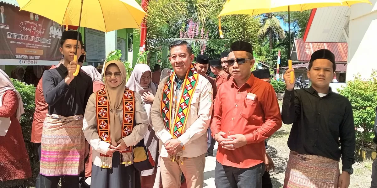 Kepala Cabang Dinas Pendidikan Wilayah Simeulue, M. Daud H, S.Ag, M.Pd (pakai selempang) didampingi Kepala SMA Negeri 1 Teupah Barat, Muhammad Kasdi, S.Pd (pakai Kacamata), Kamis (16/4/2026). (Realitasonline.id/Ris)