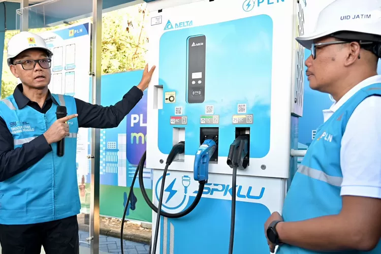 Direktur Utama PLN, Darmawan Prasodjo (kiri) didampingi General Manager PLN Unit Induk Distribusi Jawa Timur, Agus Kuswardoyo (kanan) melakukan peninjauan SPKLU pada rest area km 626B Saradan, Kabupaten Madiun, Jawa Timur. (ISTIMEWA)