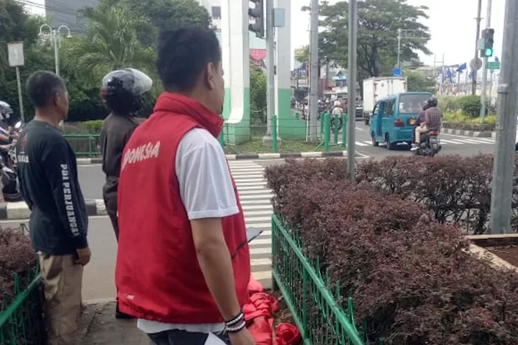 Ketua DPC PDI Perjuangan Kota Depok, Hendrik Tangke Allo, turun langsung mengcek penurunan bendera PDI Perjuangan di Simpang Siliwangi 