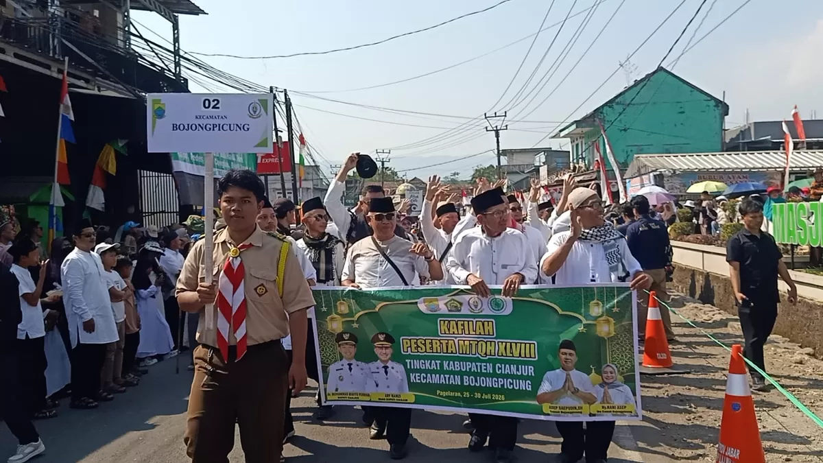 Iring-iringan ribuan peserta dari 32 kafilah kecamatan saat memeriahkan Pawai Ta'aruf MTQH XLVIII Kabupaten Cianjur di sepanjang rute Jembatan Pagelaran menuju Lapang Desa Pagelaran, Cianjur. (FOTO: Ist)