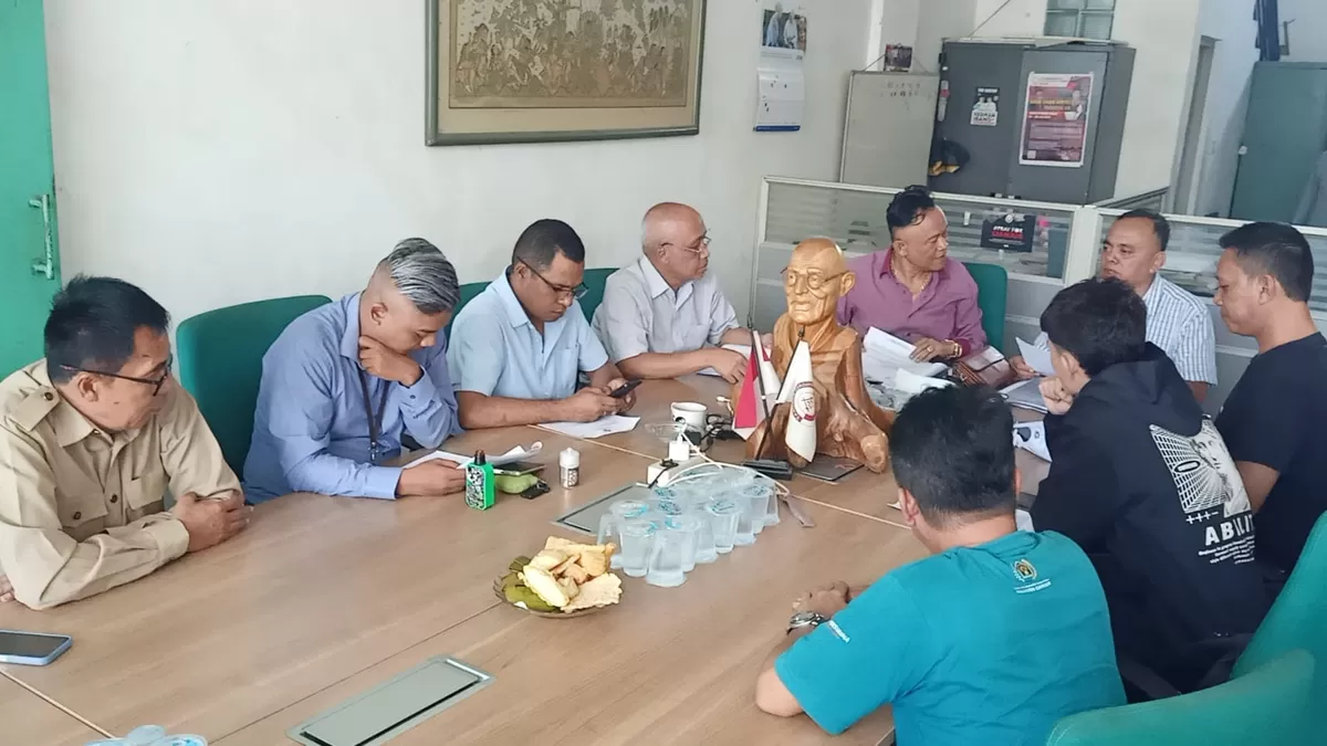 Para kuasa hukum saat gelar jumpers di kantor Klinik Hukum. (FOTO: Ist)