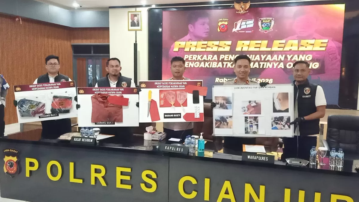 Polres Cianjur memperlihatkan dokumen penanganan kasus penganiayaan berat dan pembunuhan pedagang kelapa parut di Pasar Muka Ramayana Cianjur. (FOTO: Istimewa)