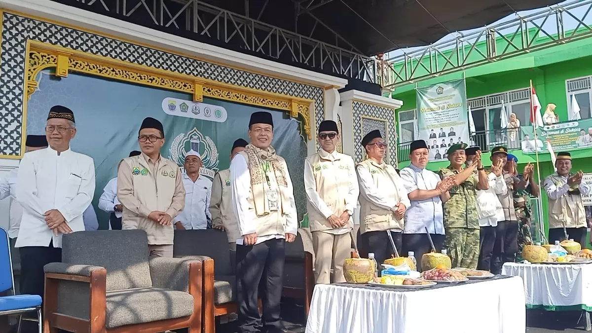 Wakil Bupati Cianjur Abi Ramzi saat meninjau pawai pembukaan ajang Musabaqah Tilawatil Qur'an dan Hadis (MTQH) XLVIII Tingkat Kabupaten Cianjur di Kecamatan Pagelaran, Cianjur. (FOTO: Ist)