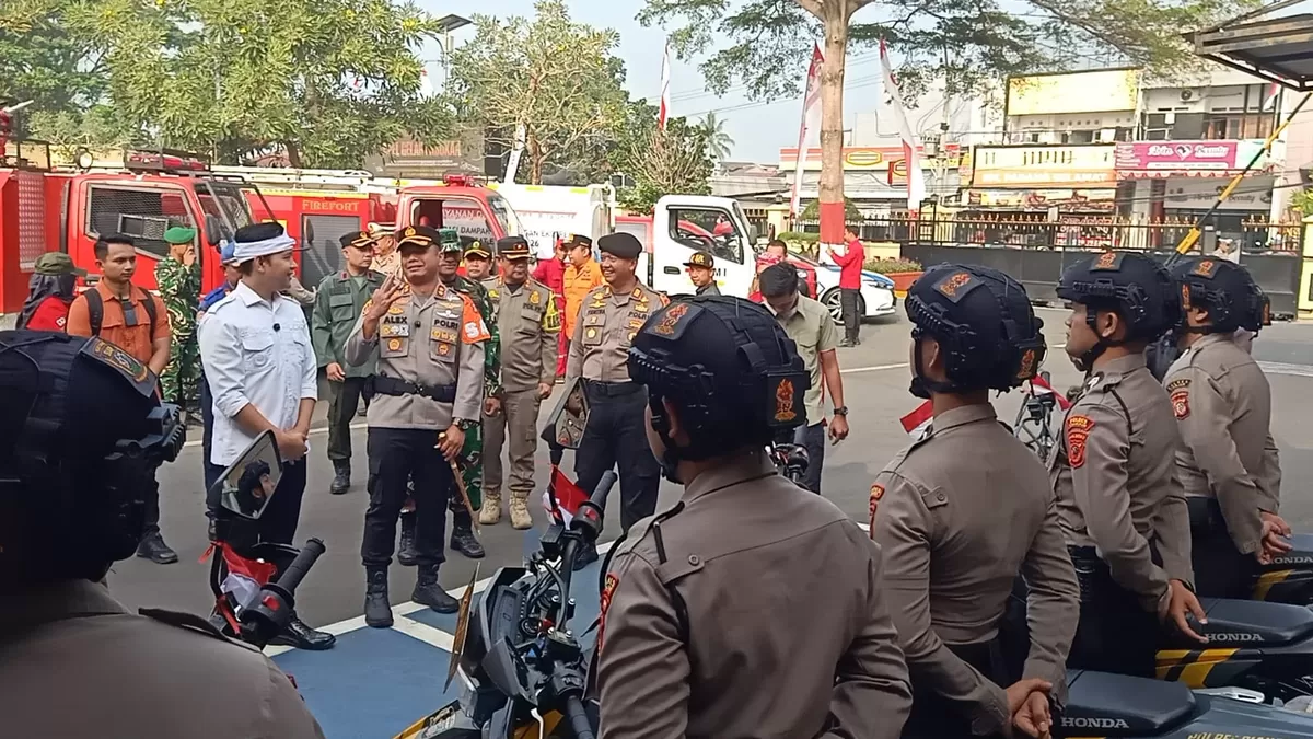 Petugas gabungan menyiagakan peralatan pemadam saat Apel Gelar Pasukan Kesiapsiagaan Penanganan Kebakaran Hutan dan Lahan di Kabupaten Cianjur. (FOTO: Ist)