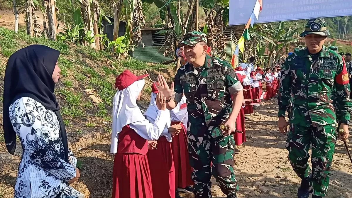 Pelajar SDN Sindangkasih antusias menyambut kedatangan Bupati Cianjur dr. Muhammad Wahyu Ferdian bersama Danrem 061/Suryakancana Brigjen TNI Thomas Rajunio pada penutupan TMMD ke-129 di Desa Mekarmukti, Cibinong. (FOTO: Ist)