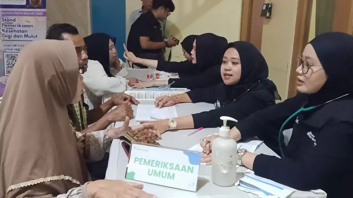 Suasana kick off program pengobatan gratis Klinik Harapan Sehat bersama Polres Cianjur di Desa Sukasari, Kecamatan Cilaku. (FOTO: Ist)