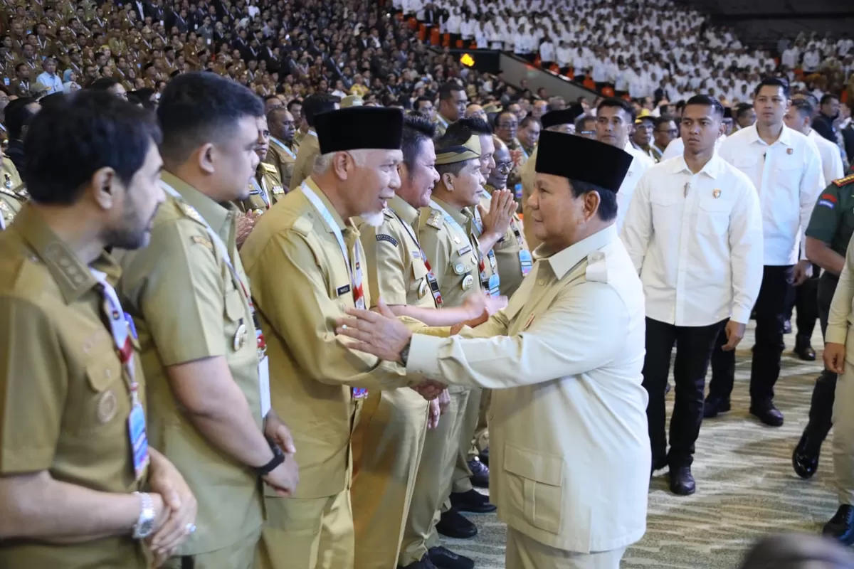 Gubernur Sumbar Mahyeldi bersalaman dan berinteraksi langsung dengan Presiden Prabowo di sela-sela pelaksanaan Rapat Koordinasi Nasional (Rakornas) Pemerintah Pusat dan Daerah Tahun 2026 yang digelar di Sentul International Convention Center (SICC), Kabupaten Bogor, Jawa Barat, Senin (2/2/2026).