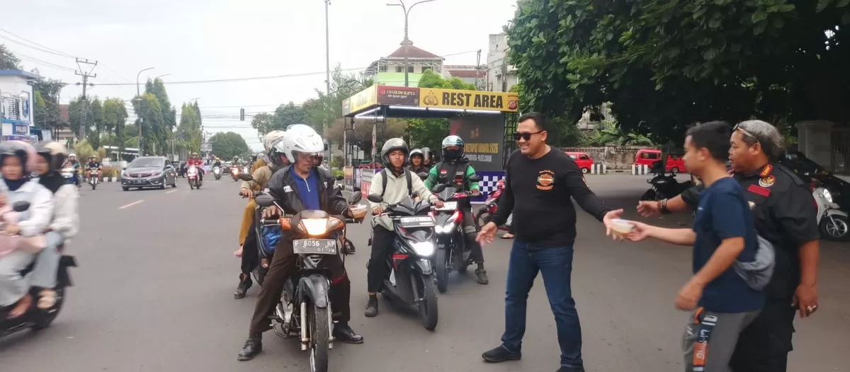 LSM Harimau membagikan 1.000 paket takjil. (FOTO: Ist)