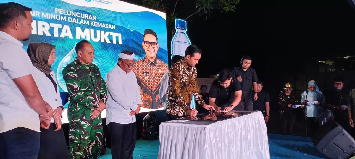 Bupati Cianjur dr. Mohammad Wahyu Ferdian mendampingi jajaran pimpinan daerah saat meninjau langsung alur sterilisasi dan pengemasan di fasilitas pengolahan air bersih berbasis sumber mata air alami. (FOTO: Ist)