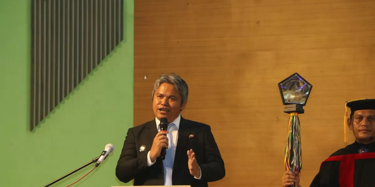 Wabup Taput Deni Lumbantoruan saat sambutan dihadapan civitas akademika IAKN Tarutung. (Realitasonline.id/AS)
