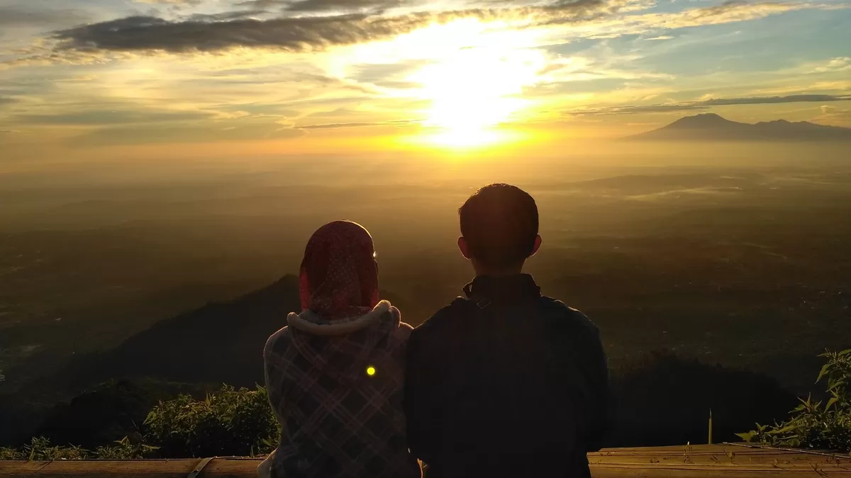 Menikmasti sunrise di Gunung Telomoyo, Jawa Tengah.  (Foto: visitjawatengah.jatengprov.go.id)