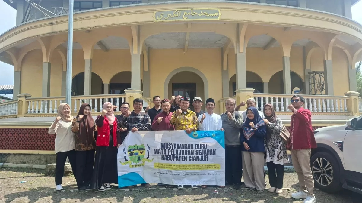 Ziarah MGMP Sejarah Cianjur ke Makam Syeikh Muhammad Shoheh (Bunikasih) (Ist)