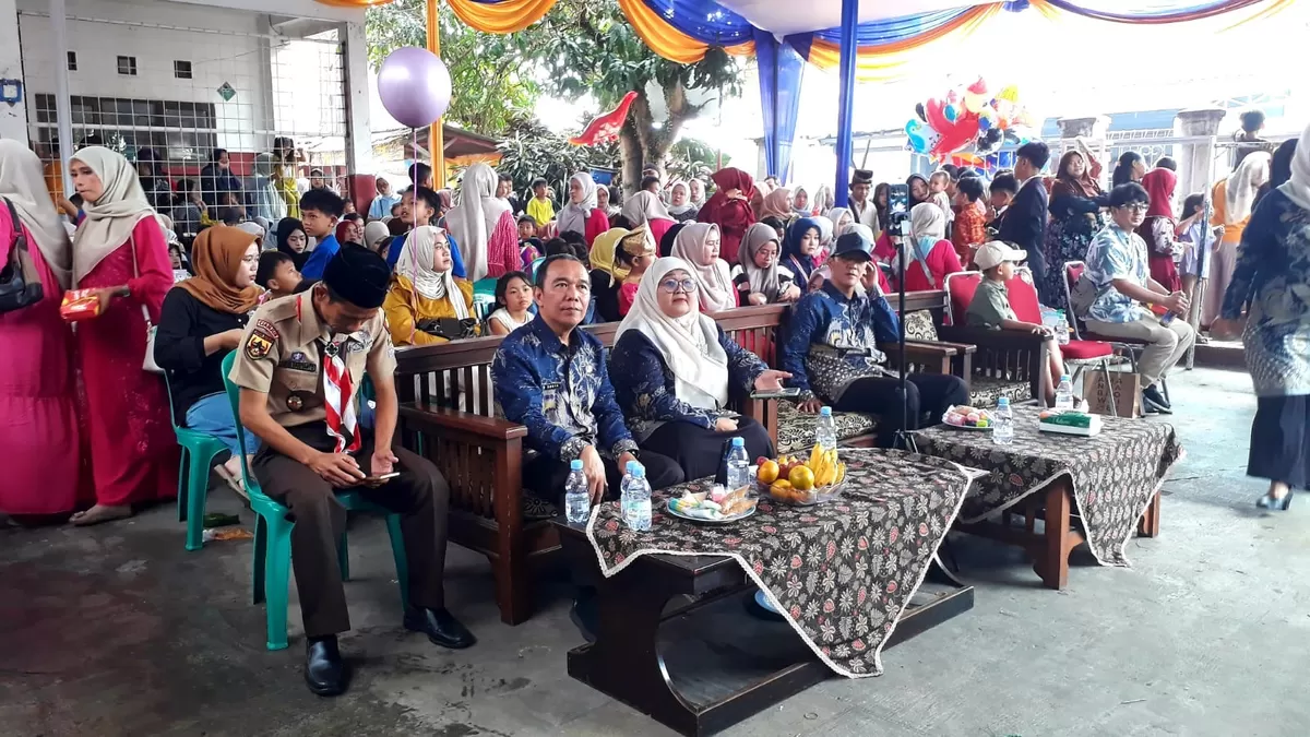 SDN Panembong 1 Cianjur lepas puluhan lulusan. (FOTO: Ist)