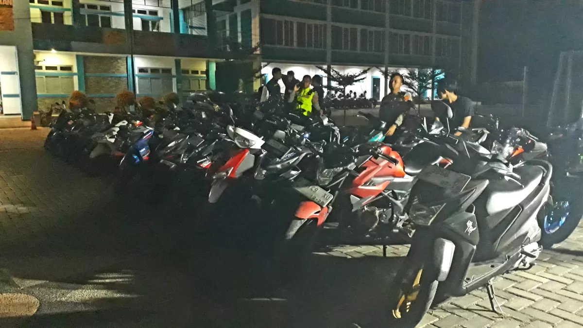 Operasi penertiban knalpot brong dan pelanggaran lalu lintas di kawasan Bale Rancage, Cianjur. (FOTO: Ist)