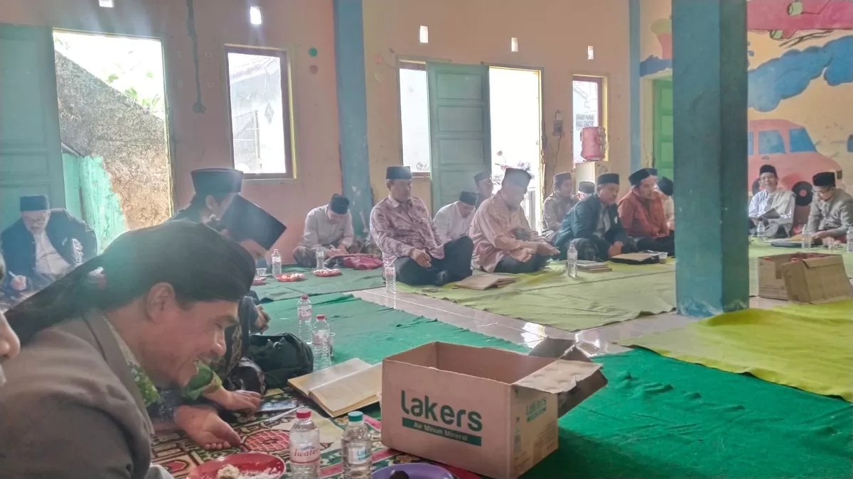 Foto: Jajaran pengurus MUI, MWCNU, dan Forkopimcam Karangtengah menghadiri agenda Syahriahan Bulanan di Miftahul Huda Al-Furqon, Kampung Salaawi, Desa Sukamanah, Cianjur. (FOTO: Ist).