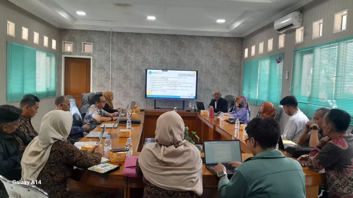 Kepala Bidang SD Disdikpora Kabupaten Cianjur Rifki Mohammad Ramdan saat memberikan arahan terkait implementasi SPMI. (FOTO: Ist)