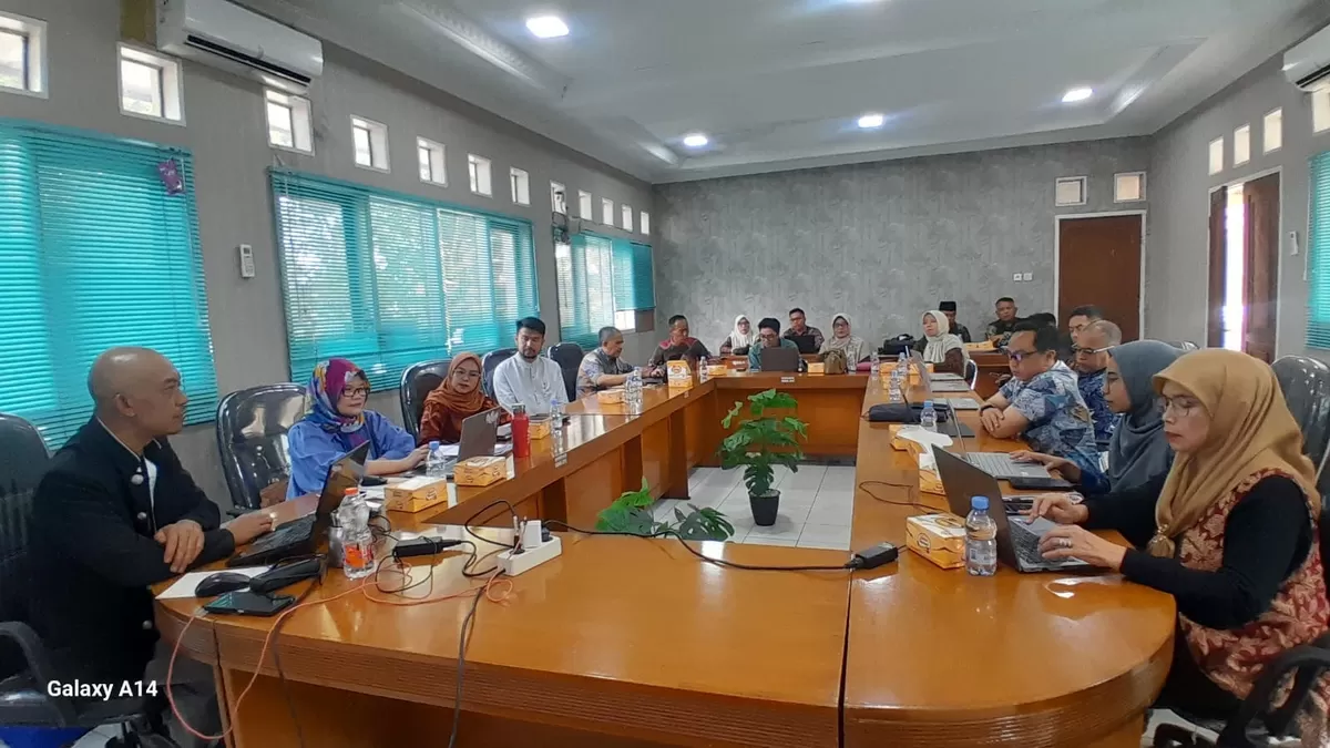 Kepala Bidang SD Disdikpora Kabupaten Cianjur Rifki Mohammad Ramdan saat menjelaskan penetapan sekolah percontohan SPMI tahun 2026. (FOTO: Ist)
