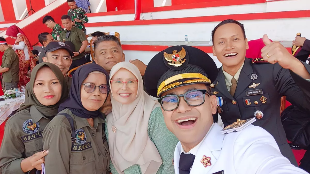Kepala SMK Pariwisata PHT sekaligus Ketua PPPAD Kabupaten Cianjur Nia Rohania foto bersama Wabup Ramzi dalam upacara peringatan HUT ke-81 RI di Lapangan Prawatasari Joglo. (FOTO: Ist)