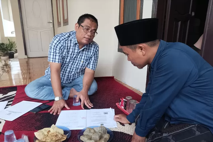 Irwan P Abdurrachman (kiri) menyerahkan secara langsung Akta Yayasan gratis kepada Ustad Dede Barong. Senin, 10 Juni 2024 (Dok. Purwakarta Online)