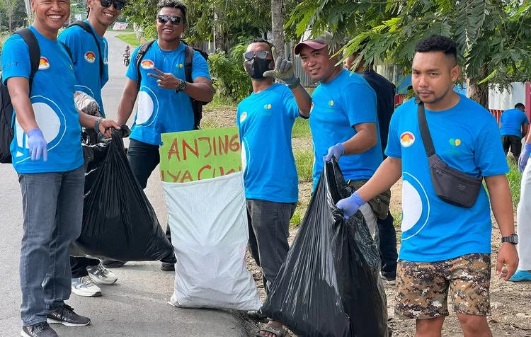 Pelaku pariwisata di Labuan Bajo saat memungut sampah di salah satu ruas jalan di dalam kota Labuan Bajo, Kabupaten Manggarai Barat