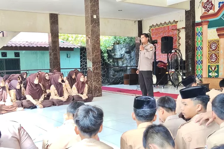 EDUKASI : Keakraban Polsek Bojongsari saat menyambangi SMPIT Darul Hikmah di Kelurahan Kedaung dalam program Police Goes to School, Kamis (8/5/2025).  (RISKY DWI LESTARI/RADARDEPOK)