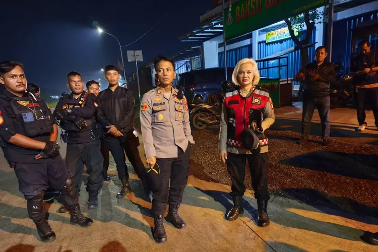 Kapolsek Tajur Halang, Iptu Tamar Bekti (kanan) dan Kapolsek Bojonggede, AKP Abdullah Syafi&rsquo;ih (kiri) saat apel cipkon sebelum patroli biru, minggu (8/6) malam.  (RISKYDWILESTARI/RADARDEPOK)