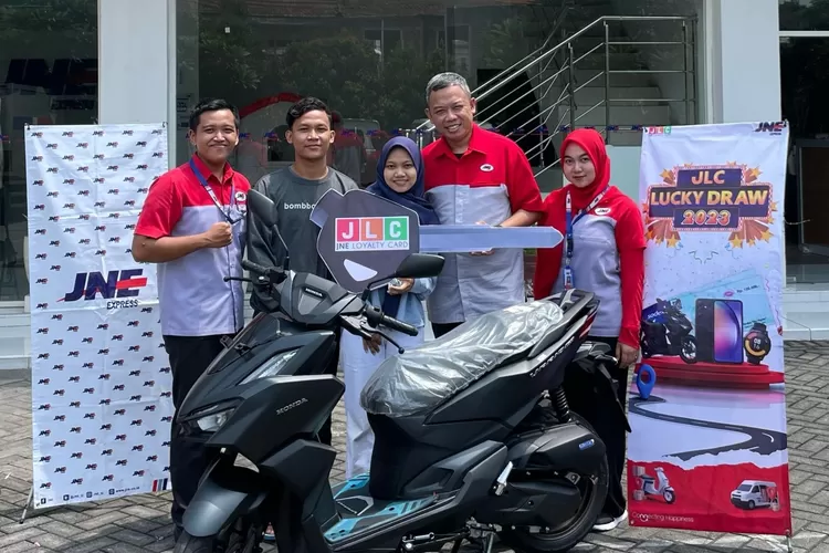 Grand Prize 1 unit motor diberikan kepada Shofiun Niswah sebagai pemenang JLC Lucky Draw 2023 diberikan langsung Kepala Cabang JNE Pasuruan, Pocha Aditya Pratama.  (DOKUMEN JNE)