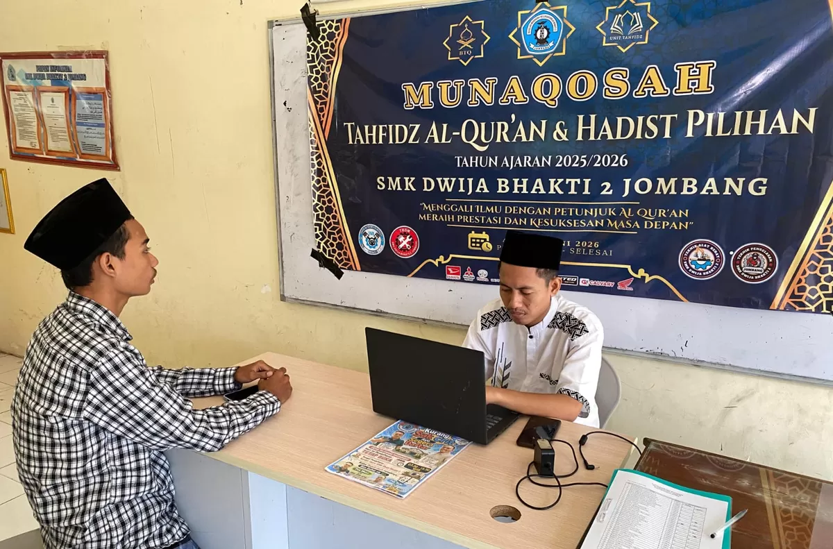 Siswa SMK Dwija Bhakti 2 Jombang sedang diuji hafalan sebagai syarat kenaikan kelas. (SketsaNusantara.id/As'ad Choirudin)