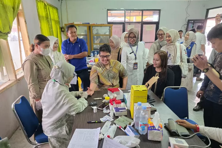 Anggota DPR RI Komisi IX Ravindra Airlangga mengadakan kegiatan pemeriksaan kesehatan. (DOKUMEN KABAR BOGOR)