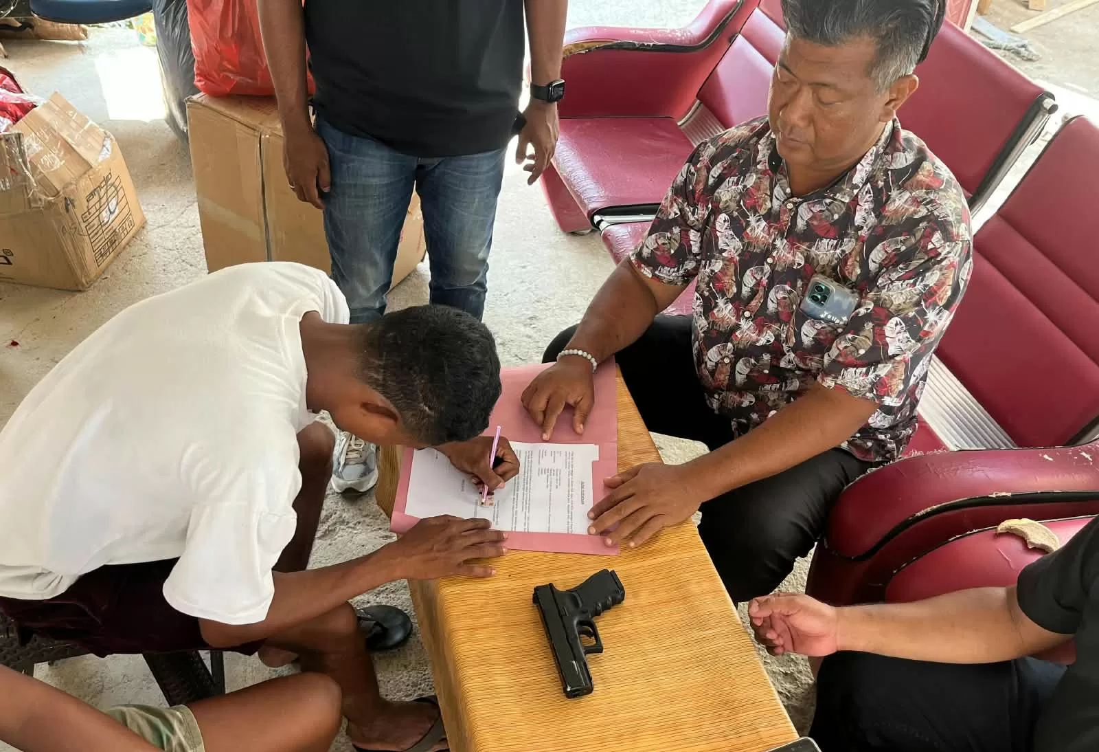 Ket: Kanit 4 Sat Intelkam Polres Belu AIPTU Lucky Christanto menerima penyerahan satu pucuk airsoft gun secara sukarela dari seorang warga berinisial CAM di kawasan Pasar Baru Atambua (foto:MT)