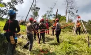 Tim SAR Gabungan Kibarkan Bendera Merah Putih Raksasa di Watu Kemloso Cangkringan Sleman