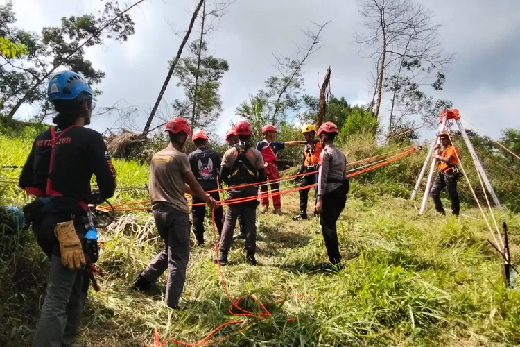 Proses persiapan pengibaran bendera raksasa di Watu Kemloso, Cangkringan, Sleman oleh Tim SAR gabungan di DIY. Foto: Proses persiapan pengibaran bendera raksasa di Watu Kemloso, Cangkringan, Sleman oleh Tim SAR gabungan di DIY, Selasa (12/8). (Foto: Dok. Istimewa)