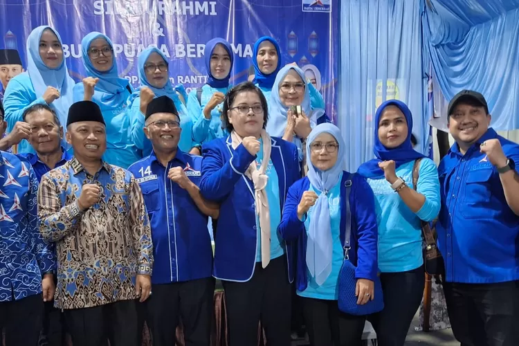 Pengurus DPC Partai Demokrat Kota Depok saat foto bersama dengan Walikota Depok, Supian Suri di Kantor DPC Partai Demokrat, di kawasan Sukmajaya.  (ARNETKELMANUTU/RADARDEPOK)