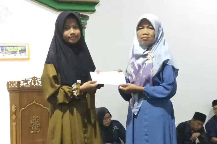 Penyerahan Dana Edukasi Anak binaan oleh perwakilan  Yayasan Muinatul Wathoniyyah (MWC). (Jalil/Bogor Times)