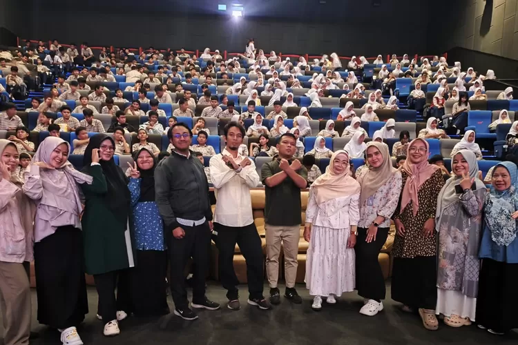 Foto bersama usai pelaksanaan Nobar Film Cyberbullying SMPN 15 Depok, di Bioskop CGC Depok Mall, yang terlerak di Jalan Margonda Raya, Kelurahan Kemiri Muka, Kecamatan Beji.  (ANDIKA EKA/RADAR DEPOK)