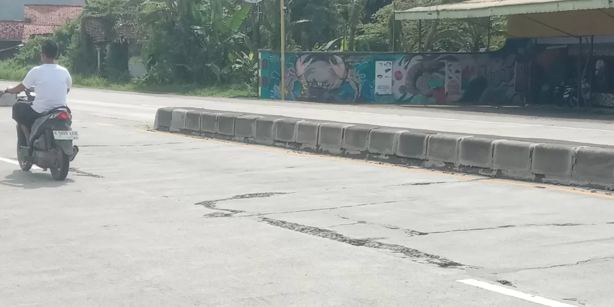 Potret jalan nasional di Ulujami Pemalang berlubang (foto: Erapos Online/Promedia Group)