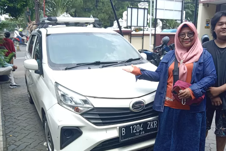 Kapolsek Bojongsari, Kompol Fauzan Thohari saat menyerahkan kembali mobil korban penipuan dan penggelapan dari penyewaan unit mobil Daihatsu Sigra di Aula Mapolsek Bojongsari, Senin (29/9). (RISKY DWI LESTARI/RADAR DEPOK)
