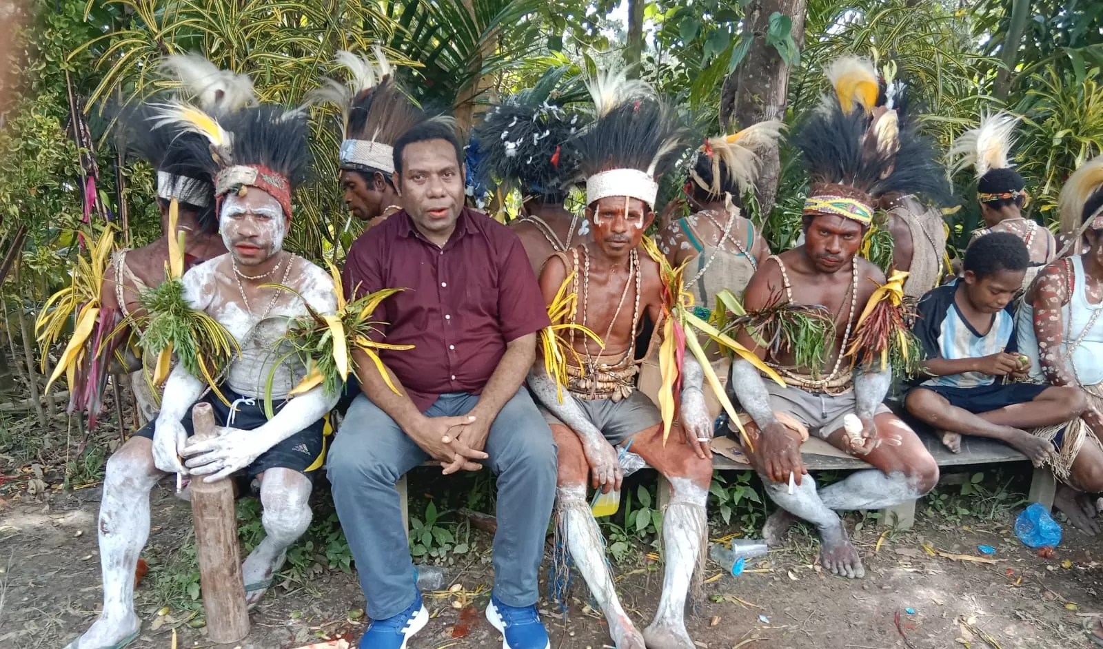 Laurens Borotian saat pose dengan masyarakat adat di Kabupaten Keerom beberapa waktu lalu.(CEPOSONLINE.COM/ISTIMEWA)