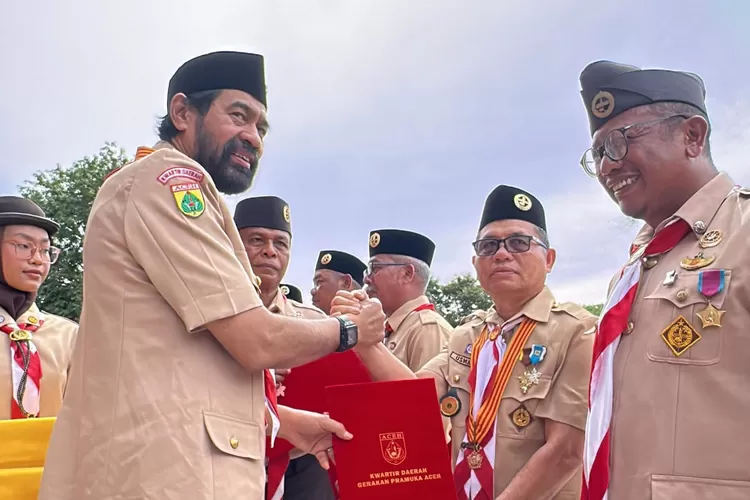Ketua Kwarda Pramuka Aceh, H Muzakir Manaf (Mualem) menyerahkan Satya Lencana Pancawarsa III kepada Ketua Harian Pramuka Abdya, Usmadi (dua dari kanan) dalam HUT Pramuka ke 63 di Banda Aceh, Senin (16/12/2024)