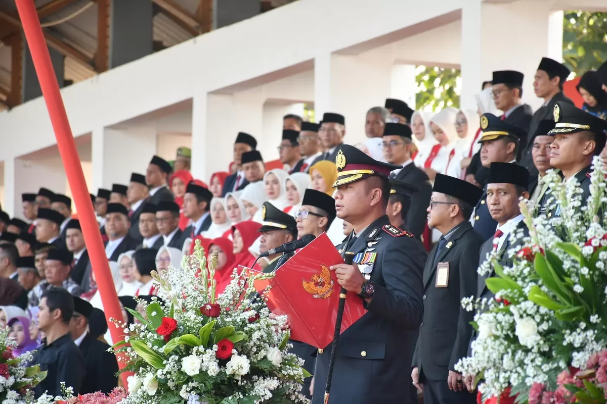 Kapolres Cianjur AKBP Dr. A. Alexander Yurikho Hadi membacakan teks Pembukaan UUD 1945 pada upacara pengibaran Bendera Merah Putih HUT ke-81 RI di Lapang Prawatasari. (FOTO: Ist).