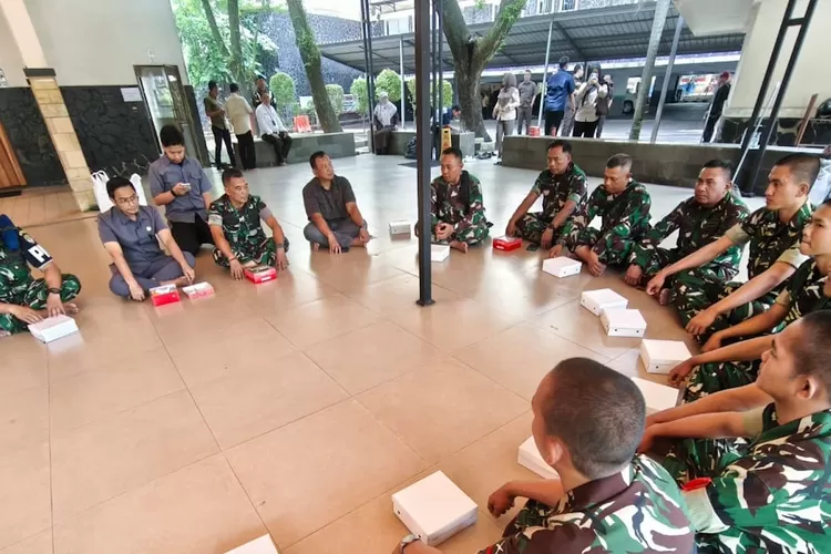Ketua DPRD Kota Depok, Ade Supriyatna (depan/dua dari kiri) berkesempatan makan siang bersama dengan sejumlah Prajurit TNI yang menjaga Gedung DPRD Kota Depok, Rabu (3/9).  (JUNIOR/RADAR DEPOK)